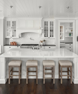 Stilvolle Küche mit weißen Fronten
