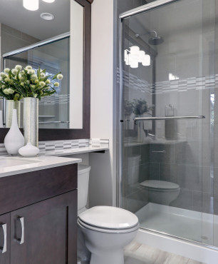 Grau gefärbtes Badezimmer mit Duschkabine