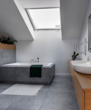 Graues Dachgeschoss-Badezimmer im skandinavischen Stil