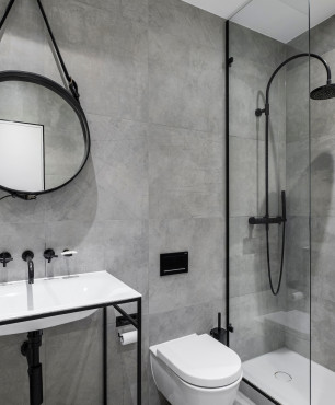 Badezimmer in Grau mit rundem Spiegel