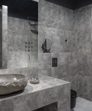 Graues Badezimmer mit Designer-Waschbecken