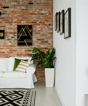 Wohnzimmer mit klassischem weißen Sofa