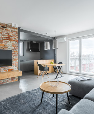 Modernes graues Wohnzimmer mit rotem Backstein im skandinavischen Stil