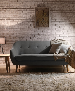 Wohnzimmer in braunen Beigetönen und mit einem grauen Sofa