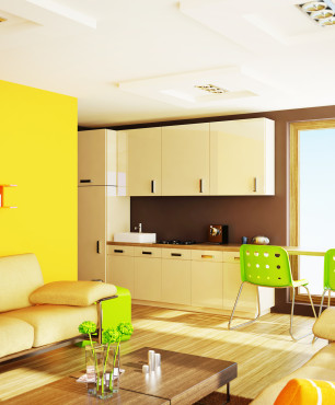 Gelbes Wohnzimmer mit grünen und orangefarbenen Accessoires