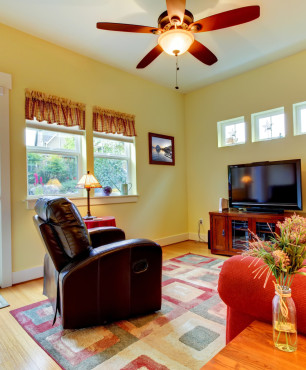 Gelbes Wohnzimmer mit rotem Sofa