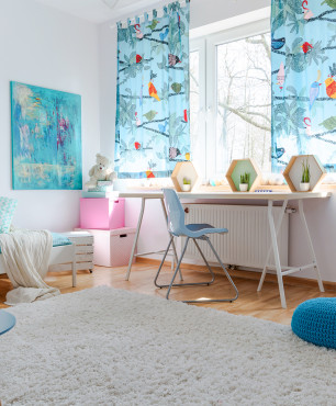Kinderzimmer mit blauen Vorhängen