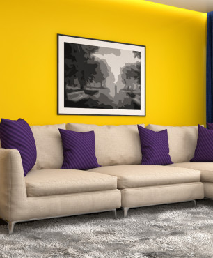 Gelbes Wohnzimmer mit lila Kissen