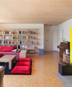 Modernes gelbes Wohnzimmer