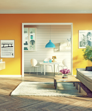 Gelbes Wohnzimmer im skandinavischen Stil kombiniert mit Küche