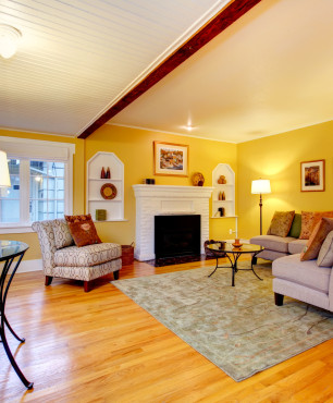 Gelbes Wohnzimmer mit Teppich