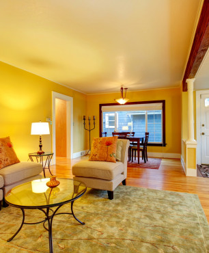 Gelbes Wohnzimmer verbunden mit Vorraum