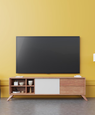 Gelbe Wand mit TV