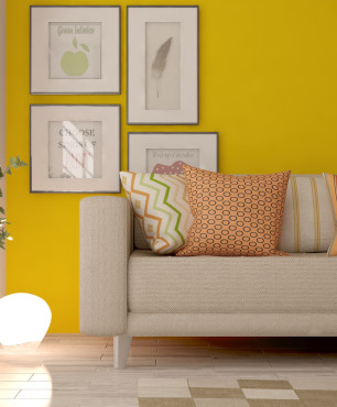 Wohnzimmer mit Leinensofa und gelber Wand