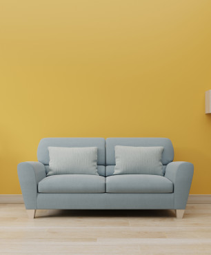 Gelbe Wand in einem Wohnzimmer im skandinavischen Stil