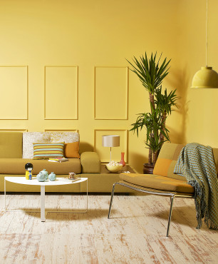 Modernes gelbes Wohnzimmer mit Stuck