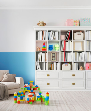 Kinderzimmer mit geräumigem Bücherregal