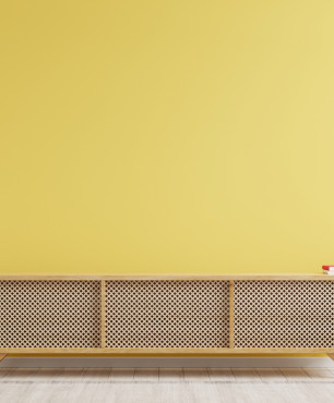 Gelbe Wand mit Kommode im skandinavischen Stil