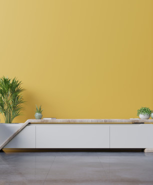 Wohnzimmereinrichtung mit gelber Wand