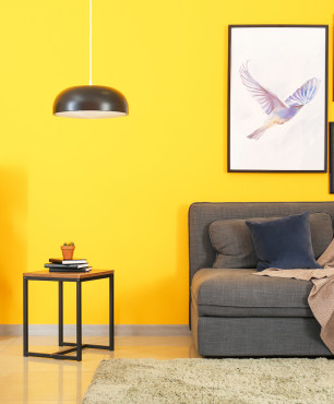 Wohnzimmer mit einer leuchtend gelben Wand