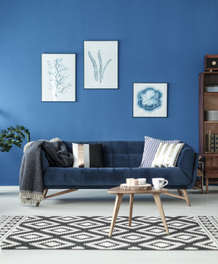 Blaues Wohnzimmer mit Postern