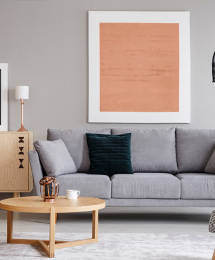 Wohnzimmer im skandinavischen Stil mit ockerfarbenem Poster
