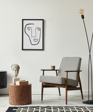 Graues Wohnzimmer mit kubistischem Poster