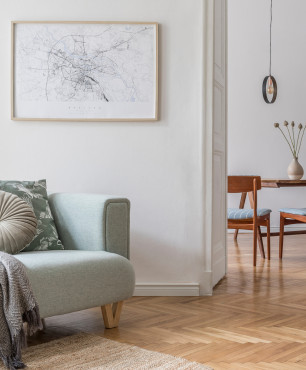 Wohnzimmer im skandinavischen Stil mit Poster-Kunstwerken