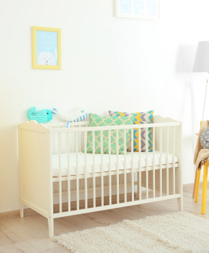 Einrichten eines Zimmers für ein neugeborenes Baby