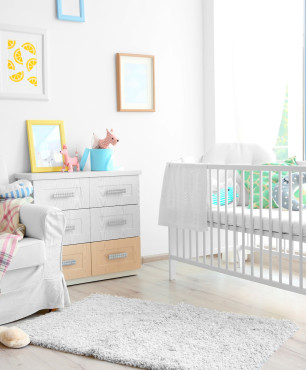 Gestaltung einer Wand in einem Zimmer für ein neugeborenes Baby