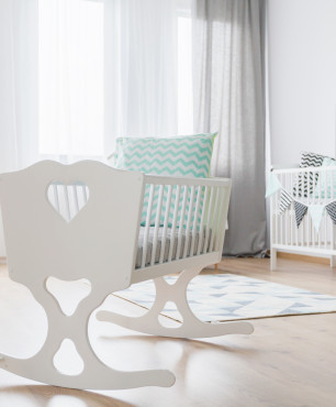 Zimmer für ein neugeborenes Baby im skandinavischen Stil