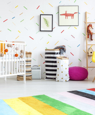 Ein farbenfrohes Zimmer für ein neugeborenes Baby einrichten