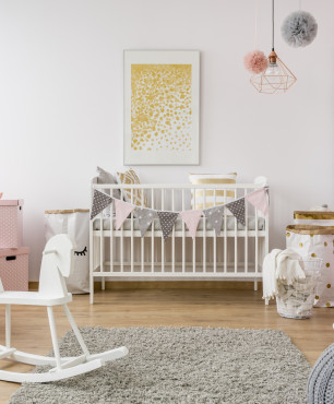 Anordnen der Möbel im Zimmer eines Neugeborenen