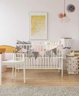 Zimmer für ein neugeborenes Baby mit Kinderbett und Wiege