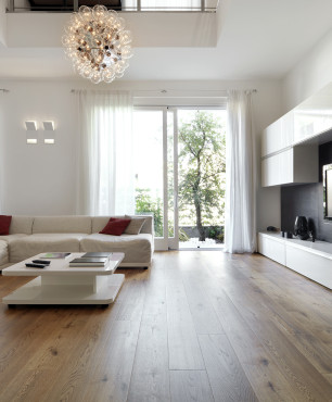 Weißes Wohnzimmer mit TV und Holzboden