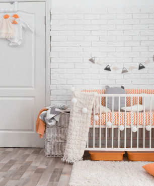 Zimmer für ein neugeborenes Baby im Retro-Stil