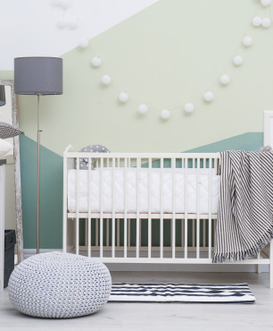 Grüne Zimmergestaltung für ein Neugeborenes