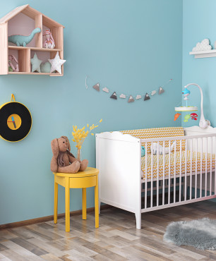 Kleines Zimmer für ein Neugeborenes mit Aufklebern an der Wand