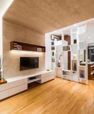 Wohnzimmer mit Betonwand und TV