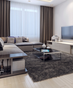 Mittelgroßes Wohnzimmer mit wandmontiertem TV