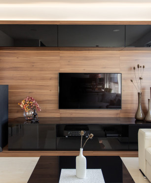 Holzwand mit TV im Wohnzimmer