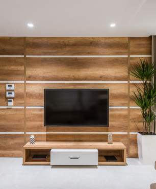 TV an einer Wand aus Holzimitat