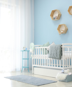 Zimmer für ein neugeborenes Baby mit blauen Wänden