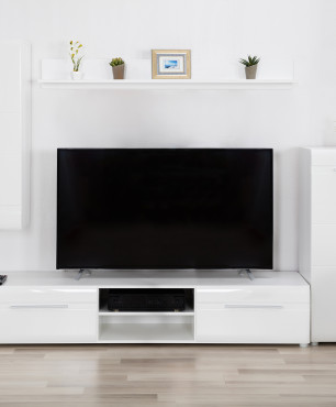 Kleines Wohnzimmer mit weißer Wand und TV