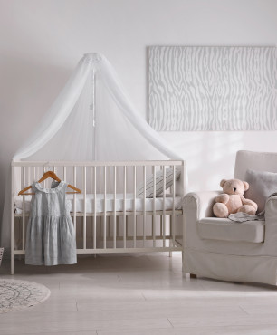 Ein gemütliches Zimmer für ein Neugeborenes