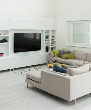 Weißes Wohnzimmer mit TV