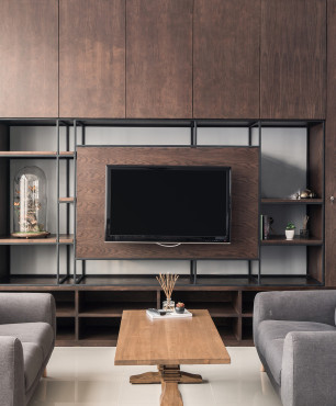 Klassische Holzwand mit TV