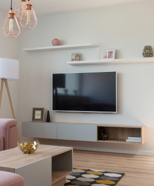 Wohnzimmer in hellem Beige mit TV