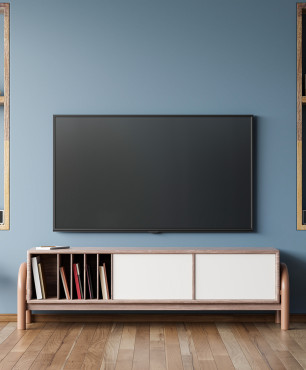 TV mit blauer Wand