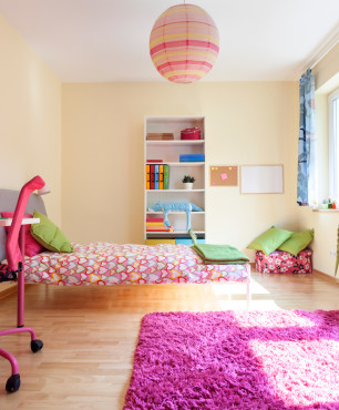 Zimmer mit rosa Teppich